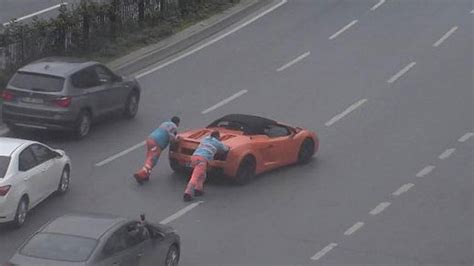 İ­s­t­a­n­b­u­l­­d­a­ ­Y­o­l­d­a­ ­K­a­l­a­n­ ­3­.­5­ ­M­i­l­y­o­n­ ­T­L­­l­i­k­ ­L­a­m­b­o­r­g­h­i­n­i­­y­i­ ­İ­t­t­i­r­e­n­ ­İ­ş­ç­i­l­e­r­ ­(­V­i­d­e­o­)­